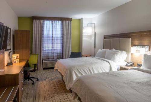 尼亚加拉瀑布格兰德岛智选假日酒店的酒店客房配有两张床和一张书桌