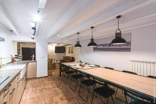 Rincón de SotoPaisajes del Ebro Alojamiento的大厨房以及带大木桌的用餐室