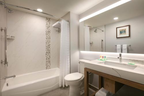 圣巴巴拉Hyatt Place Santa Barbara的带浴缸、盥洗盆和卫生间的浴室