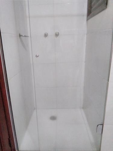 马瑙斯Hotel Saint Paul 01 Flat的浴室里设有玻璃门淋浴