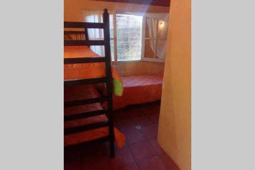 Casa chalet en Solanas Portezuelo Punta ballena客房内的一张或多张双层床