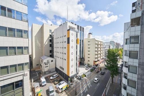 福冈博多维贝斯旅舍的享有城市街道上方建筑的景致