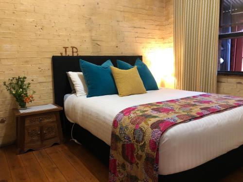 滕特菲尔德绍普奇颇斯夸特斯公寓的一间卧室配有一张带蓝色和黄色枕头的大床