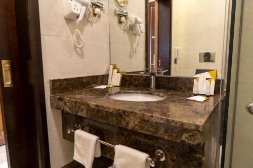 阿可贺巴Golden Tower Hotel AlKhobar Corniche的一间带水槽和镜子的浴室