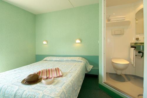 里尔-莱斯坎机场法斯特酒店客房内的一张或多张床位