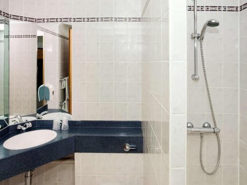 卡迪夫宜必思加迪夫门-国际商业园酒店的一间带水槽和淋浴的浴室