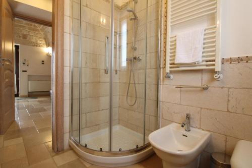 奥斯图尼Villa Belvedere的带淋浴、卫生间和盥洗盆的浴室