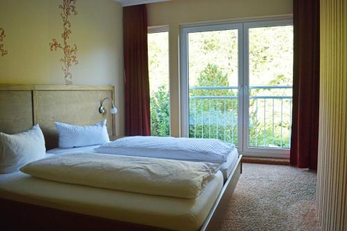 维林根索奈恩霍夫公寓 - 维林的一间卧室设有一张床和一个大窗户