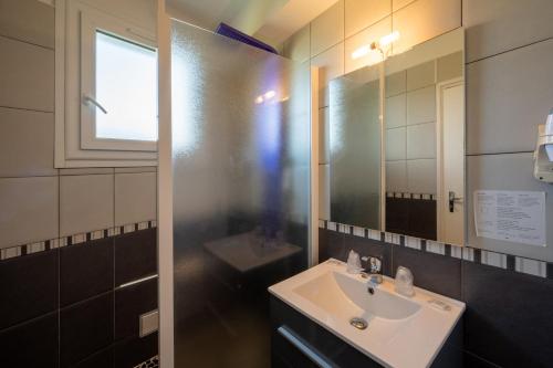 阿热莱斯加佐斯特索雷尔勒旺旅馆的一间带水槽、镜子和卫生间的浴室