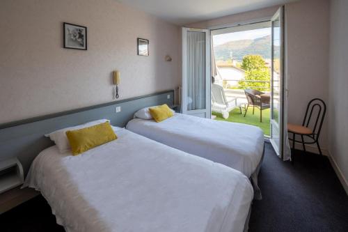 阿热莱斯加佐斯特索雷尔勒旺旅馆的带阳台的酒店客房内的两张床
