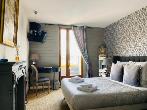 Hôtel Bien-Être Aux Cyprès de Marquay客房内的一张或多张床位