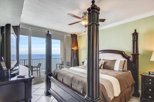 格尔夫海岸San Carlos Unit 902的一间卧室设有一张床和一个海景阳台