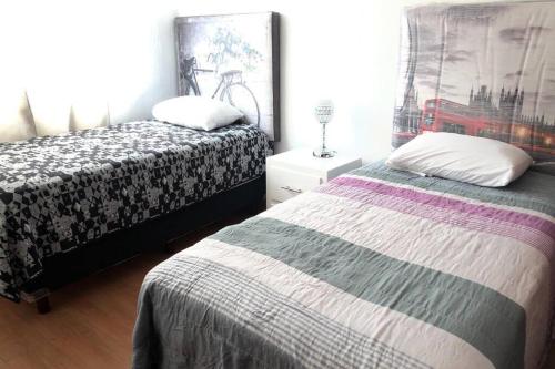 瓜达拉哈拉La casa de Glo的一间卧室配有两张床和镜子
