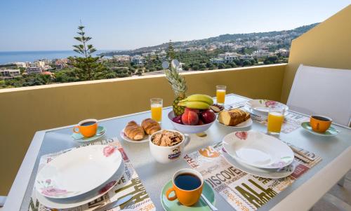 干尼亚Casa di Halepa的美景阳台上的餐桌,包括早餐食品