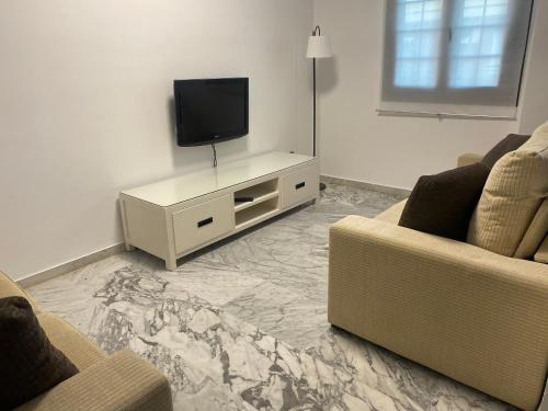 桑卢卡尔-德巴拉梅达Ronda的客厅配有2张沙发和1台平面电视