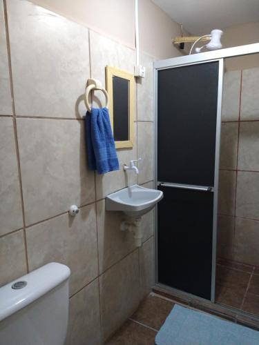 累西腓Casa Aeroporto Pousada的浴室配有卫生间、盥洗盆和淋浴。