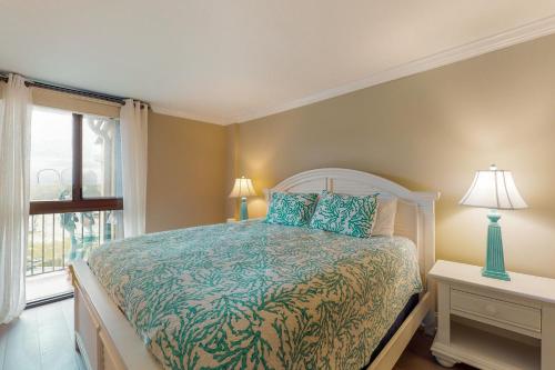 贝瑟尼滩Sea Colony Chesapeake House IV的一间卧室设有一张床和一个窗口