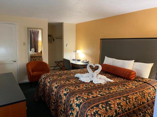 韦斯特切斯特圣提诺汽车旅馆的酒店客房,配有一张带弓的床铺