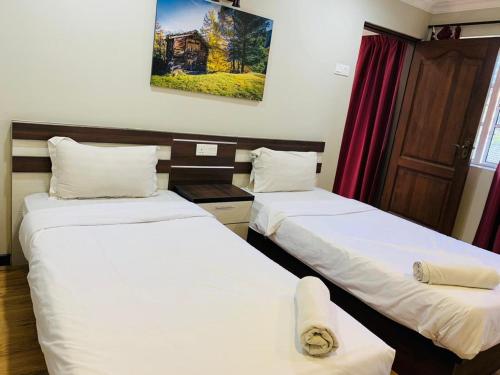 金马仑高原采尔马特酒店 的带窗户的客房内设有两张单人床。