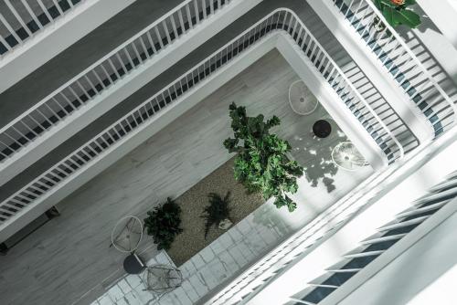 南邦Tree Tara hotel -- SHA Plus的阳台配有桌子和植物