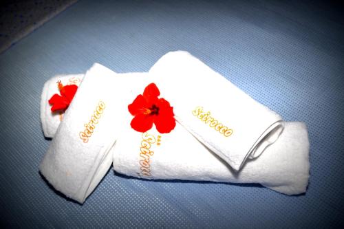 切法卢尚酷旅馆的两条带红色鲜花的白色毛巾