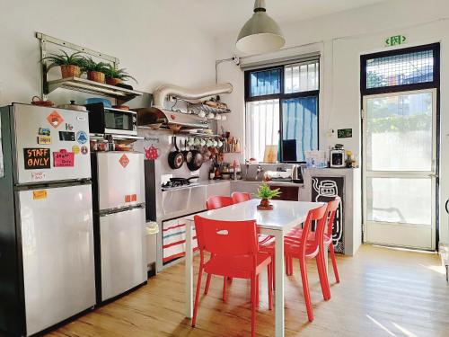 东河都兰朋友家的厨房配有白色的桌子和红色的椅子