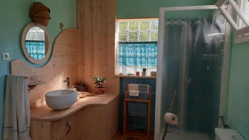 多吕多勒龙Le grand souffle的一间带水槽和镜子的浴室
