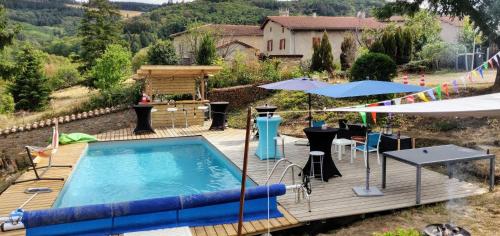 ChevinayHalte du Vert Coteau的一个带游泳池、桌子和遮阳伞的甲板