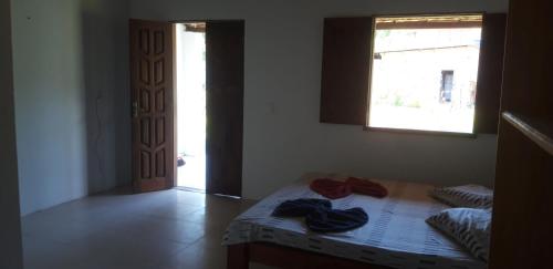 伊尔哈德博伊巴Sem Fronteiras的一间卧室设有床、窗户和门