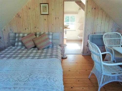德哈恩't Valkennestje的一间卧室配有一张床和两把椅子