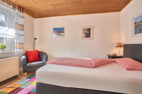 LiebenburgFerienhaus Werner的一间卧室配有一张床和一把椅子