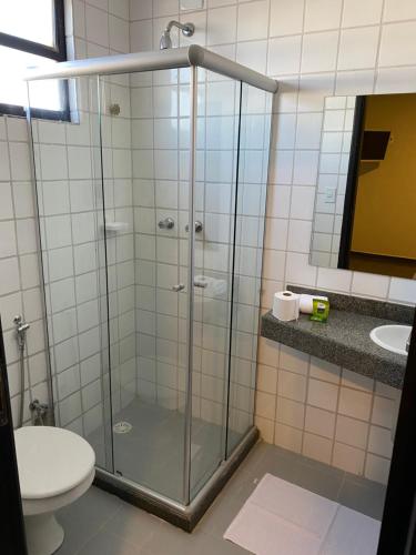 瓦伦萨Hotel Onda Azul的带淋浴、卫生间和盥洗盆的浴室