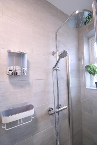 格兰瑟姆Amaya Five - Newly renovated - Very spacious - Sleeps 6 - Grantham的浴室里设有玻璃门淋浴