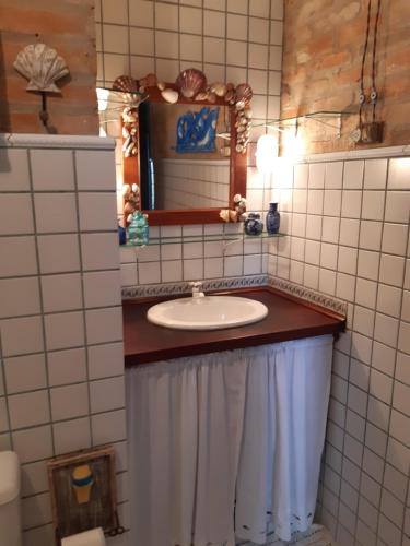 伊利亚贝拉casa da sereia Mermaid Lounge的一间带水槽和镜子的浴室