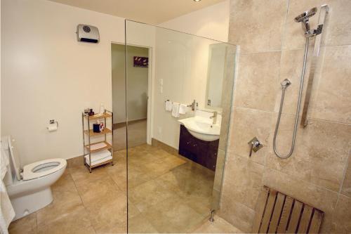汉默温泉玛什蒙特花园酒店的带淋浴、卫生间和盥洗盆的浴室