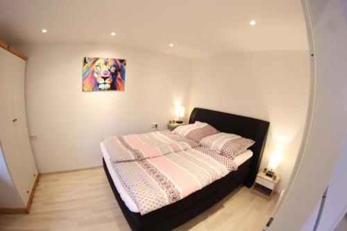 SilberstedtFerienwohnung MoinMoin 2D的一间卧室配有一张壁画床