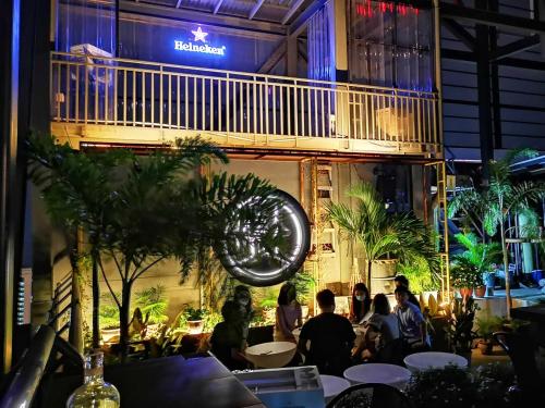 乔治市The Granite Luxury Hotel Penang的一群人晚上坐在餐馆里