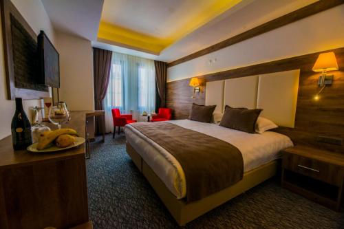SarıkamısSarikamis Habitat Hotel的一间酒店客房,一间设有一张床和一张书桌