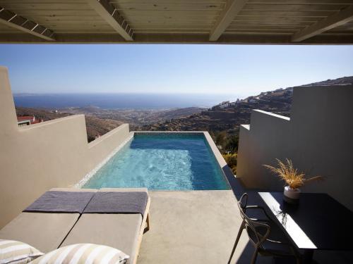 提诺斯埃俄利斯蒂诺斯套房度假屋的从房子里可欣赏到游泳池的景色