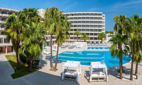 阿尔库迪亚港INNSiDE by Meliá Alcudia的一张拥有游泳池和棕榈树的酒店形象