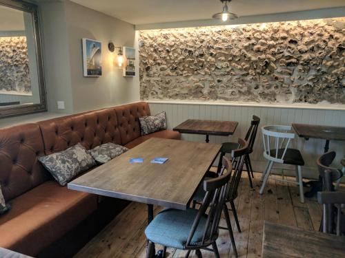 多佛尔Royal Oak的一间配有沙发和桌子的餐厅