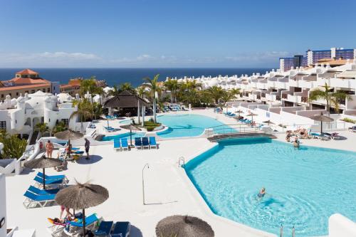 帕莱索海滩Paradise Homes Tenerife的享有度假村游泳池的景致