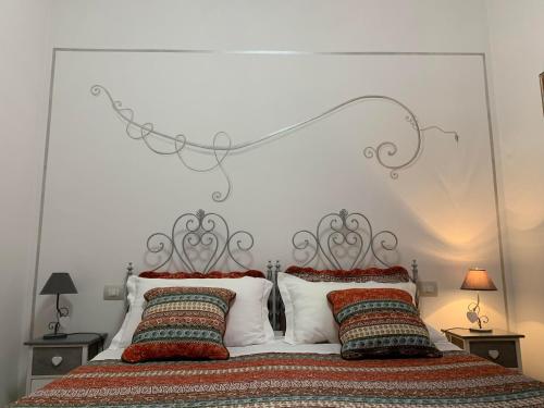 奥维多Atmosfera d'Arte - Private parking的卧室配有一张带两个枕头的大白色床