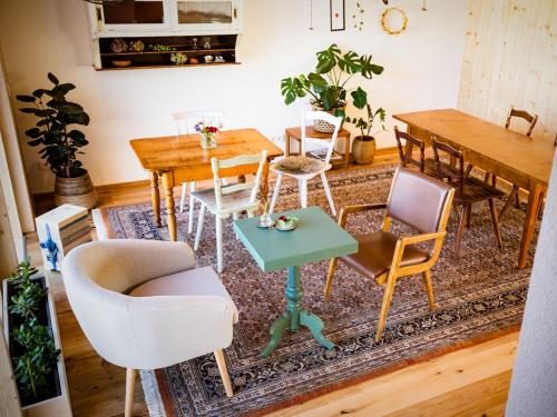 阿尔布斯塔特Krone Lautlingen的用餐室配有桌椅和地毯