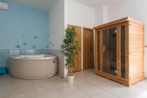 扎达尔Apartments Villa Ema的带浴缸和盆栽的浴室