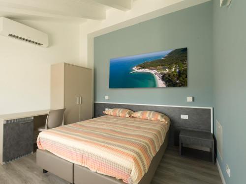 蒙特圣维托Le Terre di Maluk的一间卧室配有一张壁画床