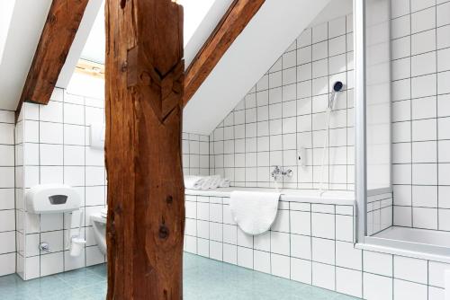 大基希海姆多拉赫多夫维特豪斯酒店的带浴缸、卫生间和盥洗盆的浴室