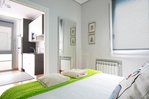 马德里Milla De Oro的一间卧室配有一张床和一面大镜子