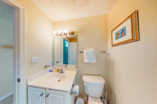 纳瓦拉 温德姆假期租赁夏天的风度假酒店的一间带水槽、卫生间和镜子的浴室