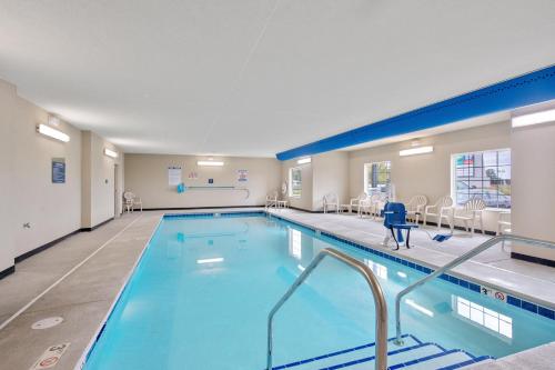 奥斯汀Cobblestone Hotel & Suites - Austin的在酒店房间的一个大型游泳池